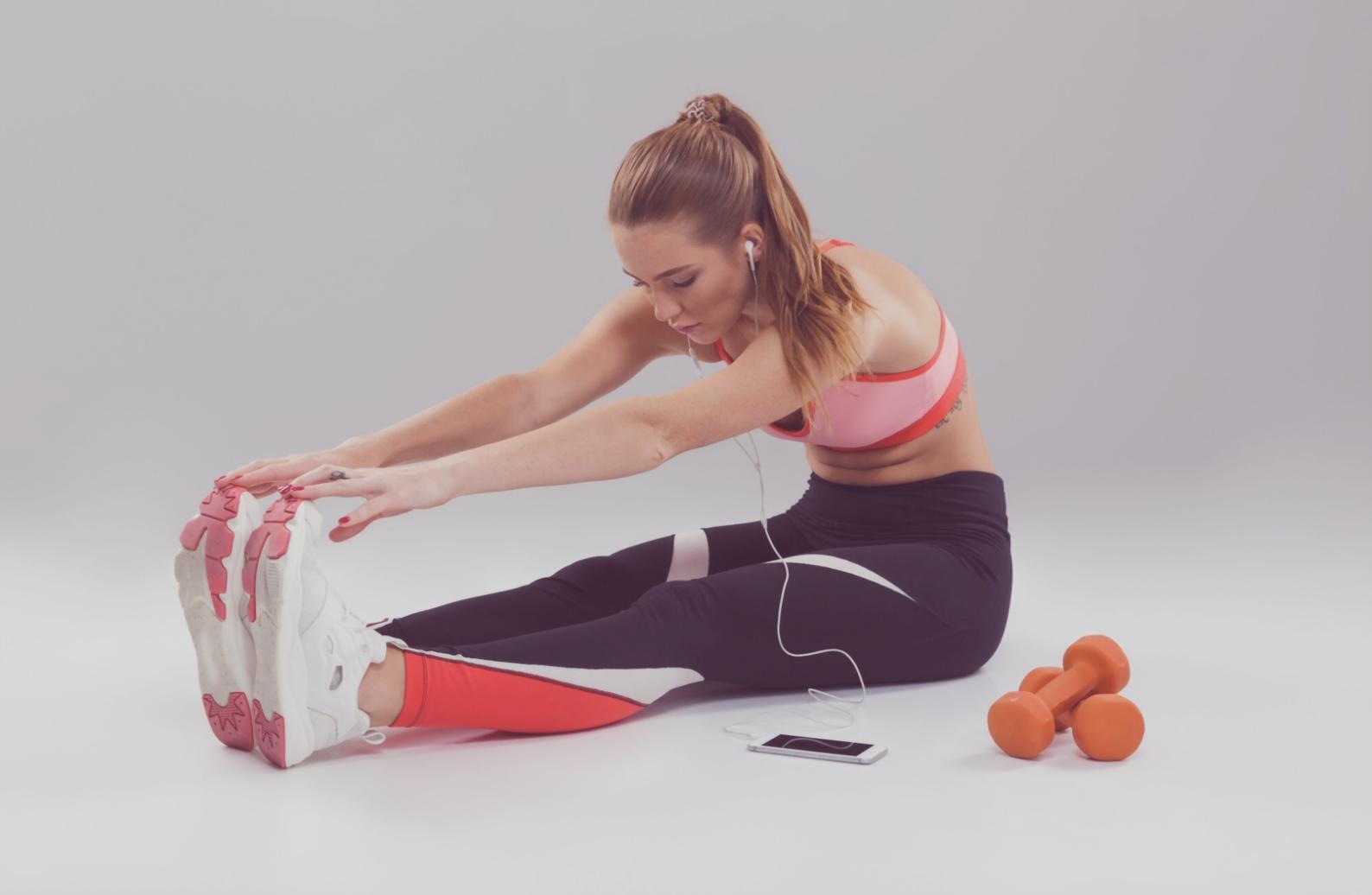 Демонстрація просунутих гімнастичних вправ під час тренування